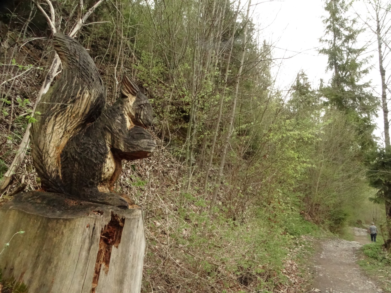 Des sculptures en bois accompagnent les randonneurs tout au long du parcours.