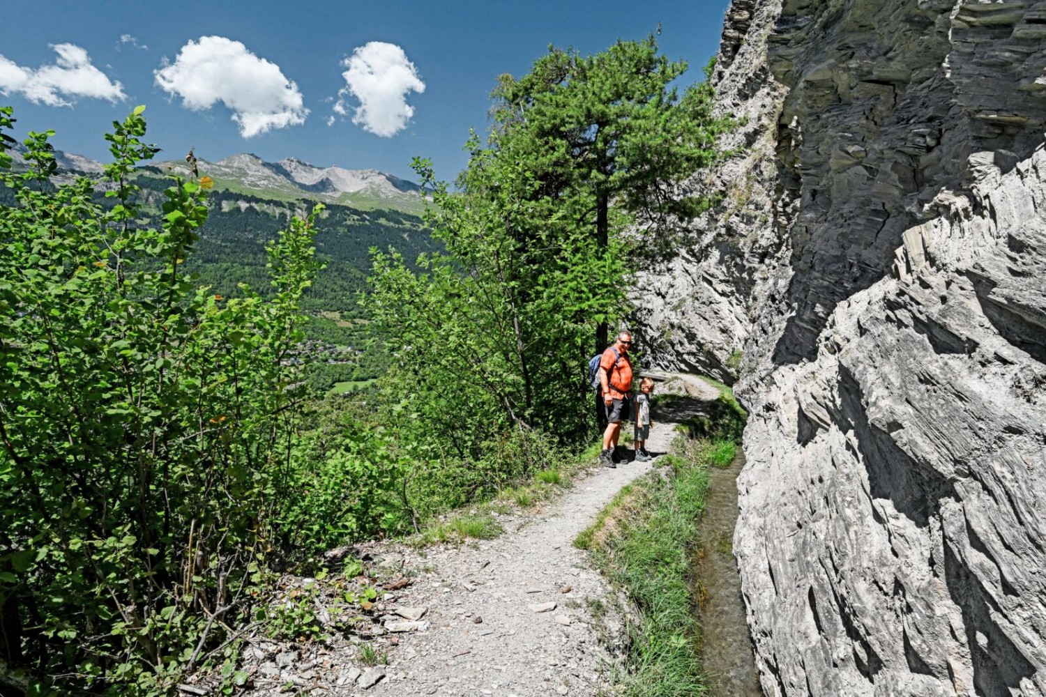 Die felsigen Stellen am Suonenwanderweg bieten prächtige Ausblicke auf das grüne Umland. Mit Kindern heisst es hier jedoch achtgeben und konzentriert sein.