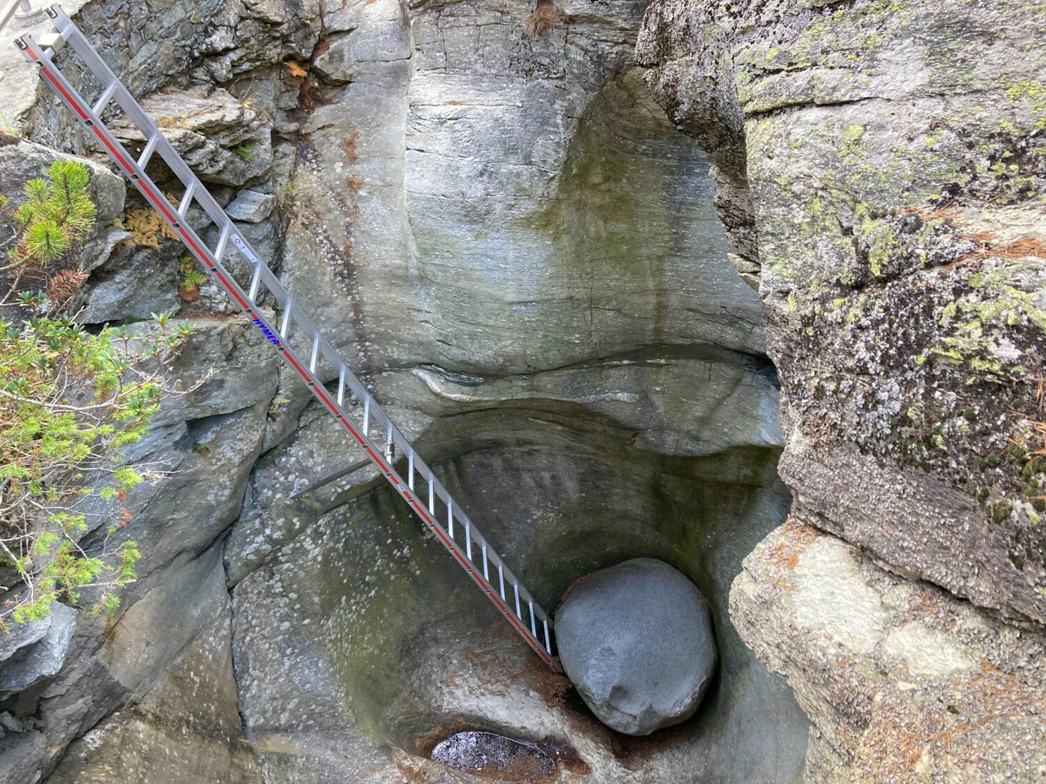 Begehbare Gletschermühle mit Mahlstein.