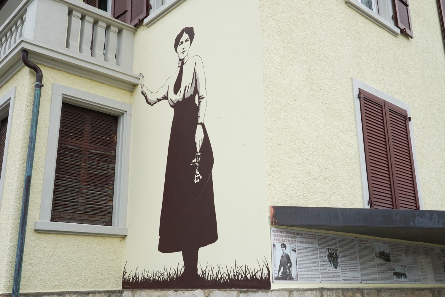 Au centre de Courgenay, un panneau rappelle l’histoire de la petite Gilberte. Photo: Reto Wissmann