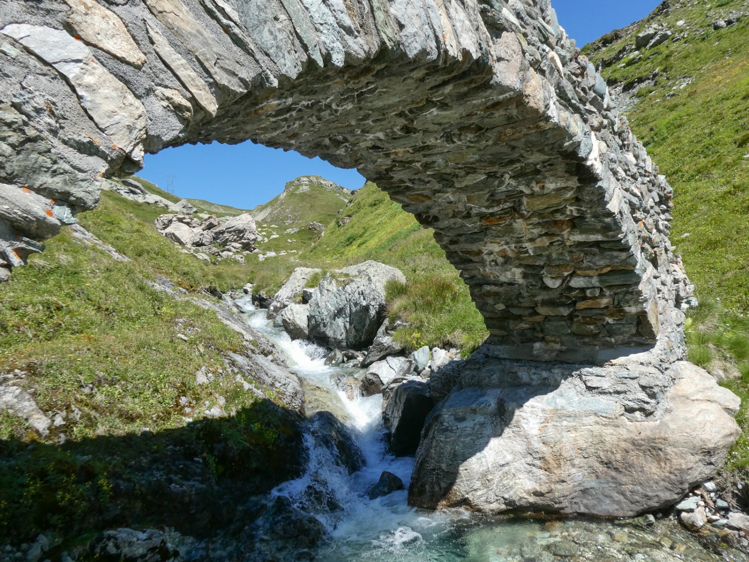 Un vieux pont de pierre dans la montée menant au Pass da Sett. 