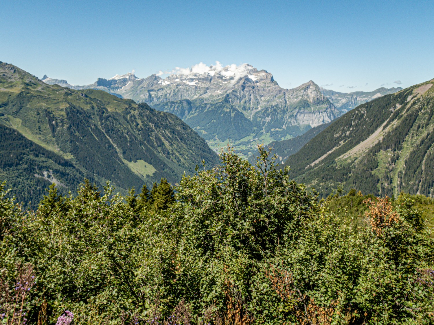 Vue sur le massif du Glärnisch, juste avant l’ouverture du Mülebachtal. Photo: Vera In-Albon