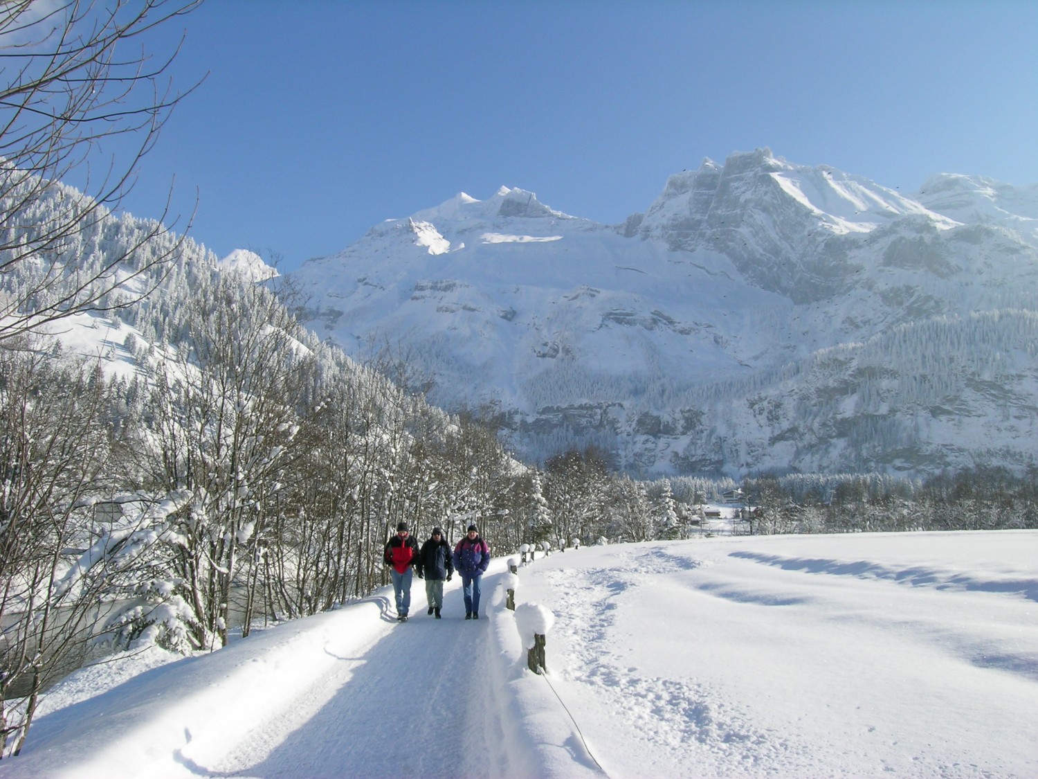 Impressionnant écrin de montagnes autour du chemin enneigé qui longe la Kander. Photo: Andreas Staeger