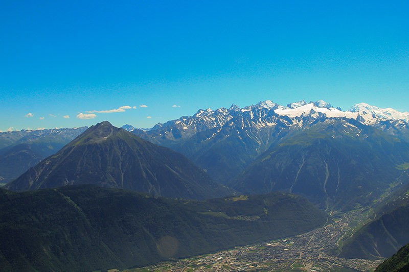 Le Catogne, à gauche sur la photo, appartient, d’un point de vue géologique, aux sommets glacés du massif du Mont Blanc. Photo: Elsbeth Flüeler