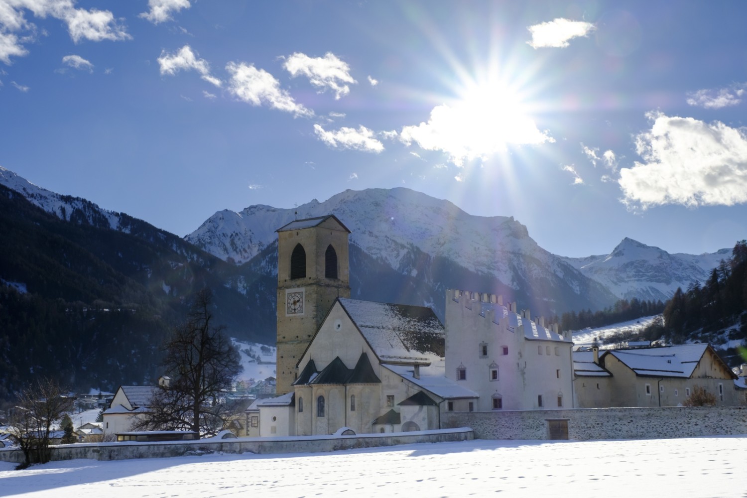 Le Piz Lad s’élève à l’arrière du couvent Saint-Jean de Müstair. Photo: Iris Kürschner