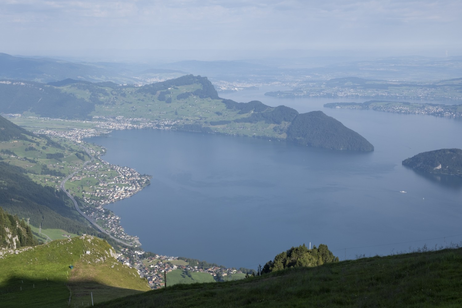 La vue depuis le Niederbauen-Chulm est grandiose. Ici, en direction de Lucerne. Photo: Markus Ruff