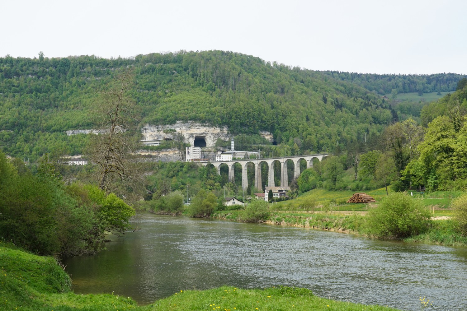 St-Ursanne: Das Bahnviadukt und der Stollen zum Felslabor Mont Terri. Bild: Reto Wissmann