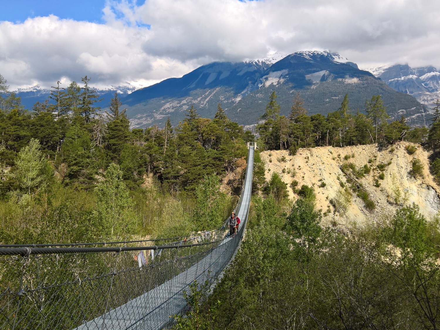 Le spectaculaire pont bouthanais: le pont suspendu enjambe l’Illgraben sur 134 mètres. Photos: Andreas Staeger