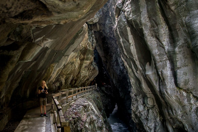 Les malades étaient descendus dans la gorge à l’aide d’une corde. Photo: Randy Schmieder