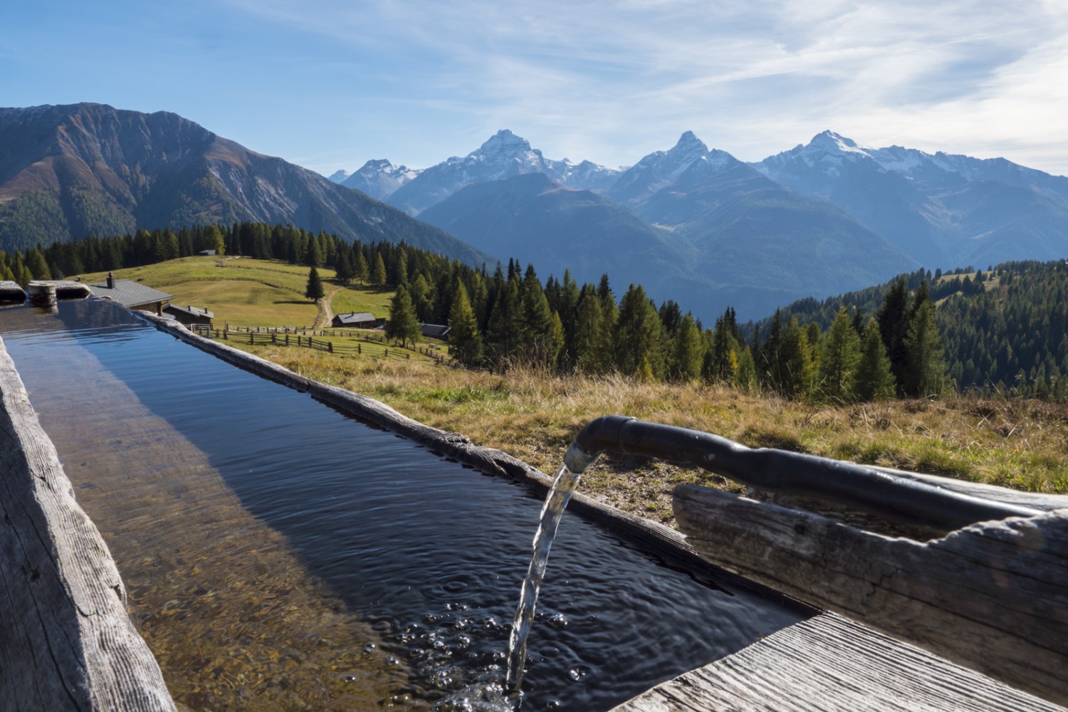 Fontaine à l’alpe Wiesner, avec le massif des Bergüner Stöcke en arrière-plan. Photo: Heinz Staffelbach