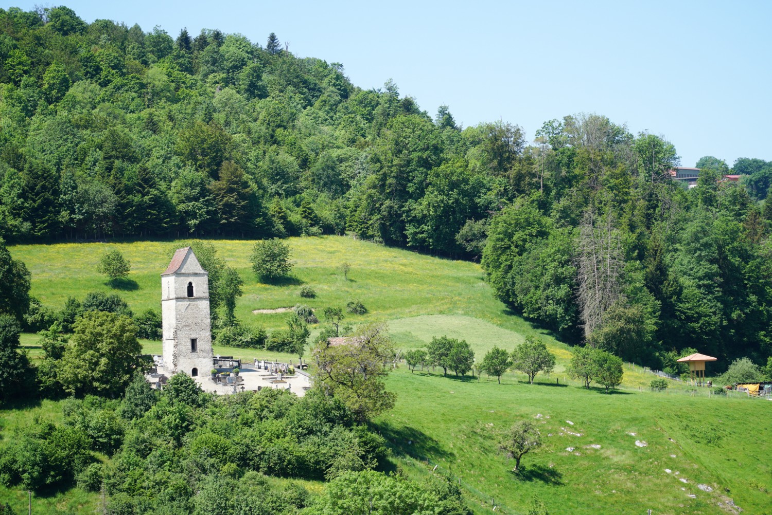 Das Wahrzeichen von Courchavon: der spätgotische Tour de Mormont von 1628. Bild: Mia Hofmann