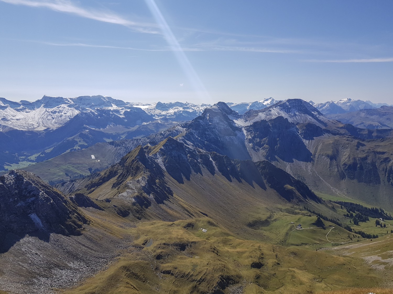 Vue vers l’ouest depuis le sommet du Männliflue. À gauche, le Wildstrubel, et l’Albristhorn à droite au premier plan. Photo: Patricia Michaud