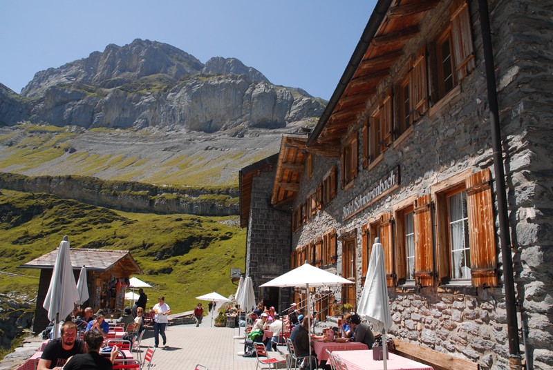 L’hôtel de montagne Schwarenbach  donne l’occasion de refaire le plein de soleil. Photo: Sabine Joss