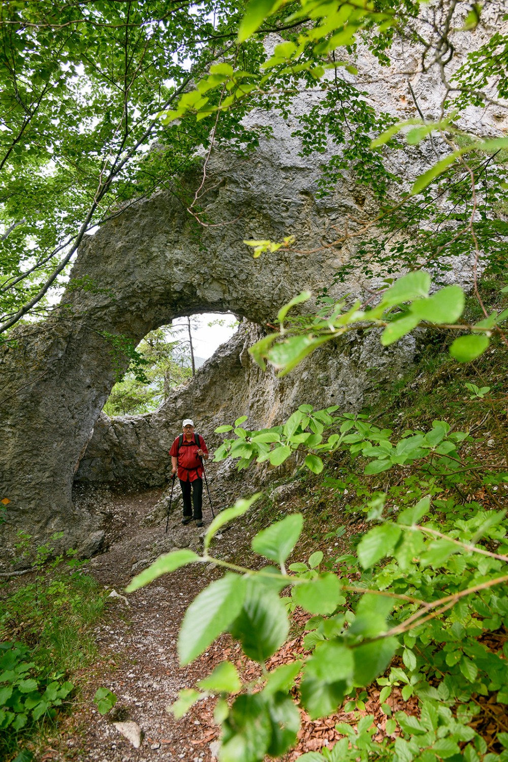La descente vers le site de Gerstelflue passe sous une arche rocheuse.