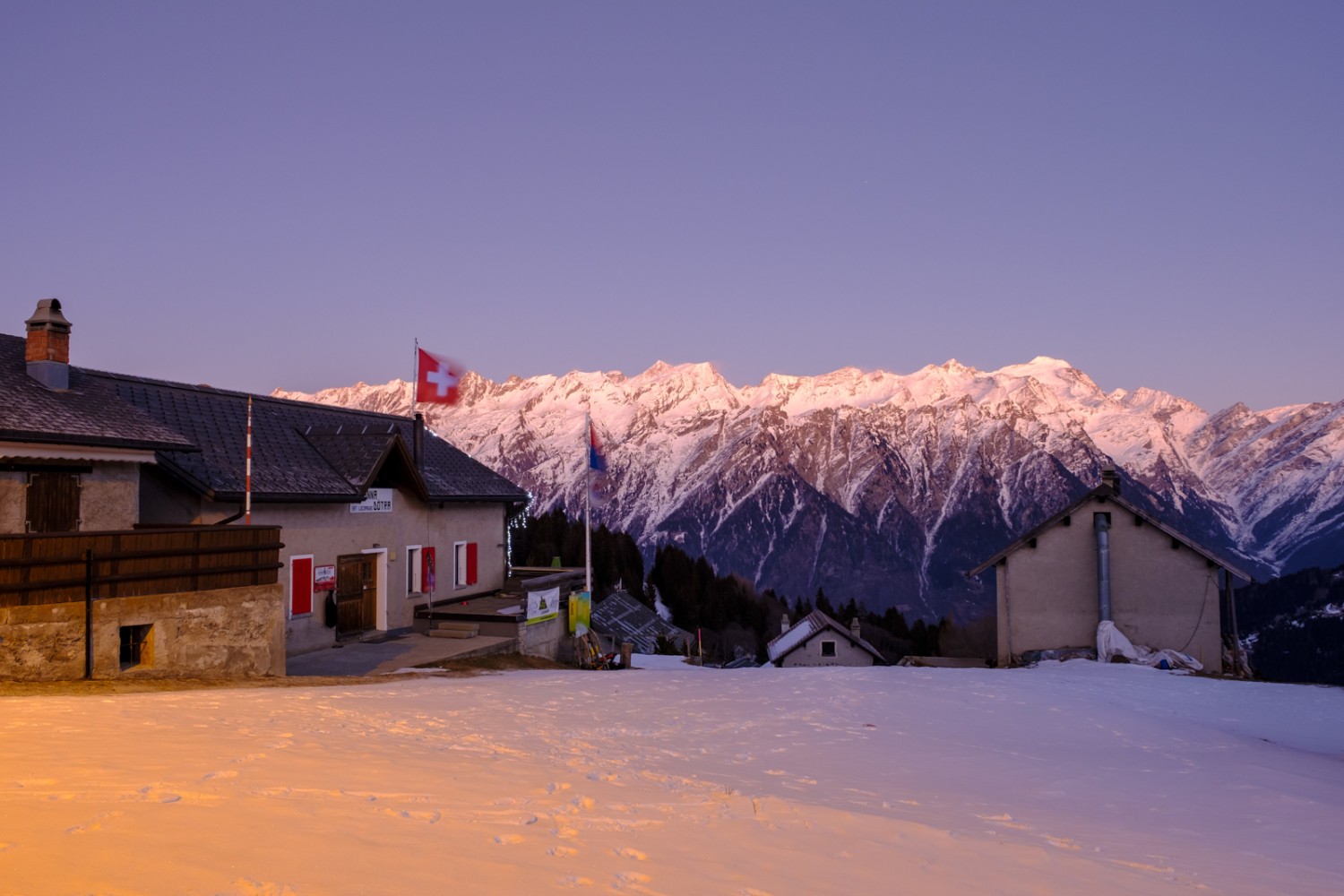 Ambiance du soir devant la Capanna Dötra. Photo: Iris Kürschner