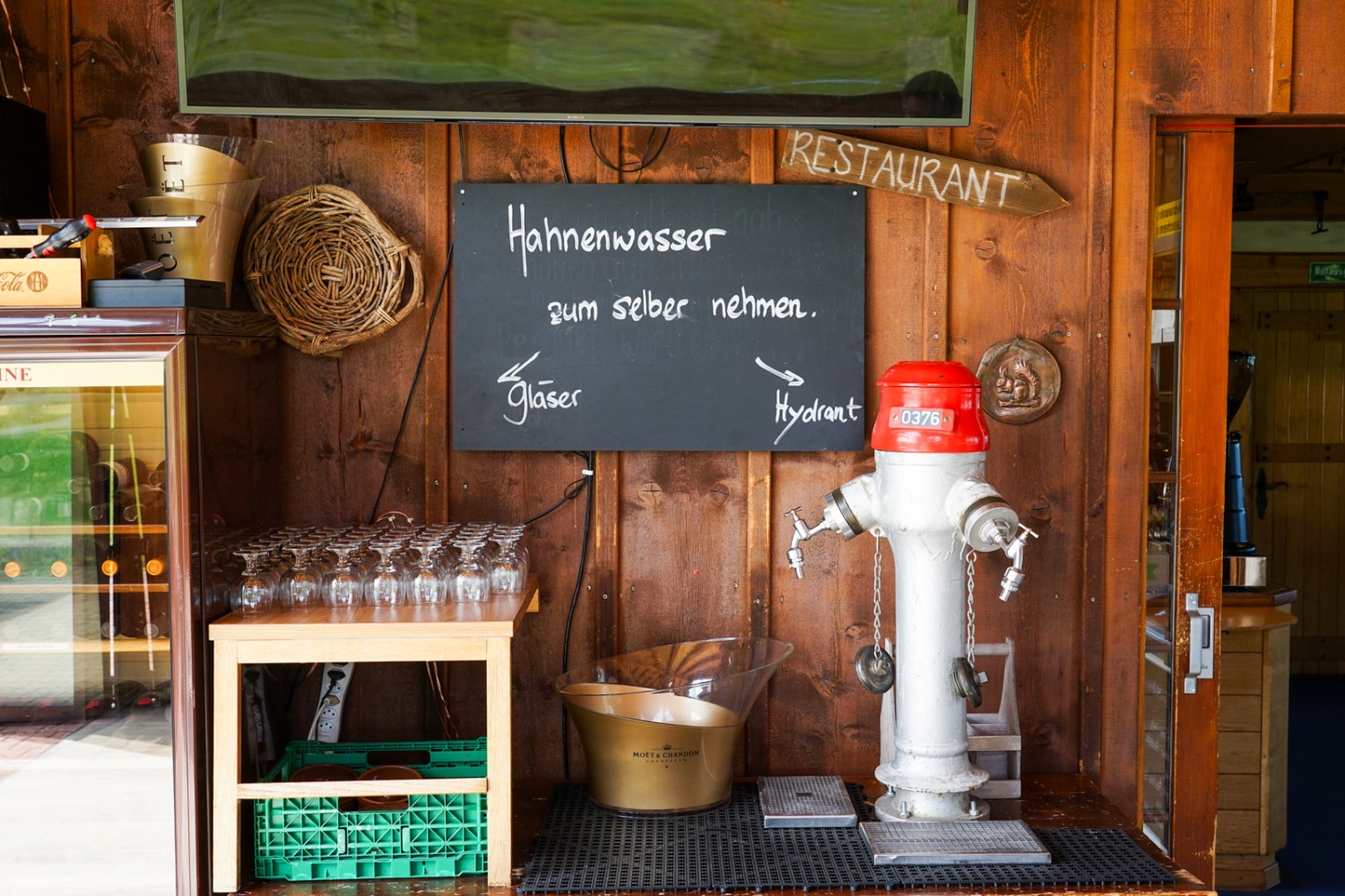 Au restaurant de montagne Laucheren, on se sert de l’eau soi-même. Photo: Reto Wissmann