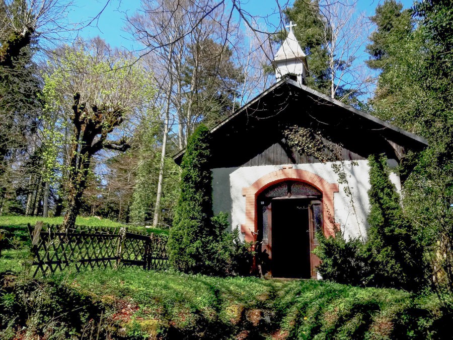 Une chapelle se dresse à proximité de la Vacherie Mouillard.