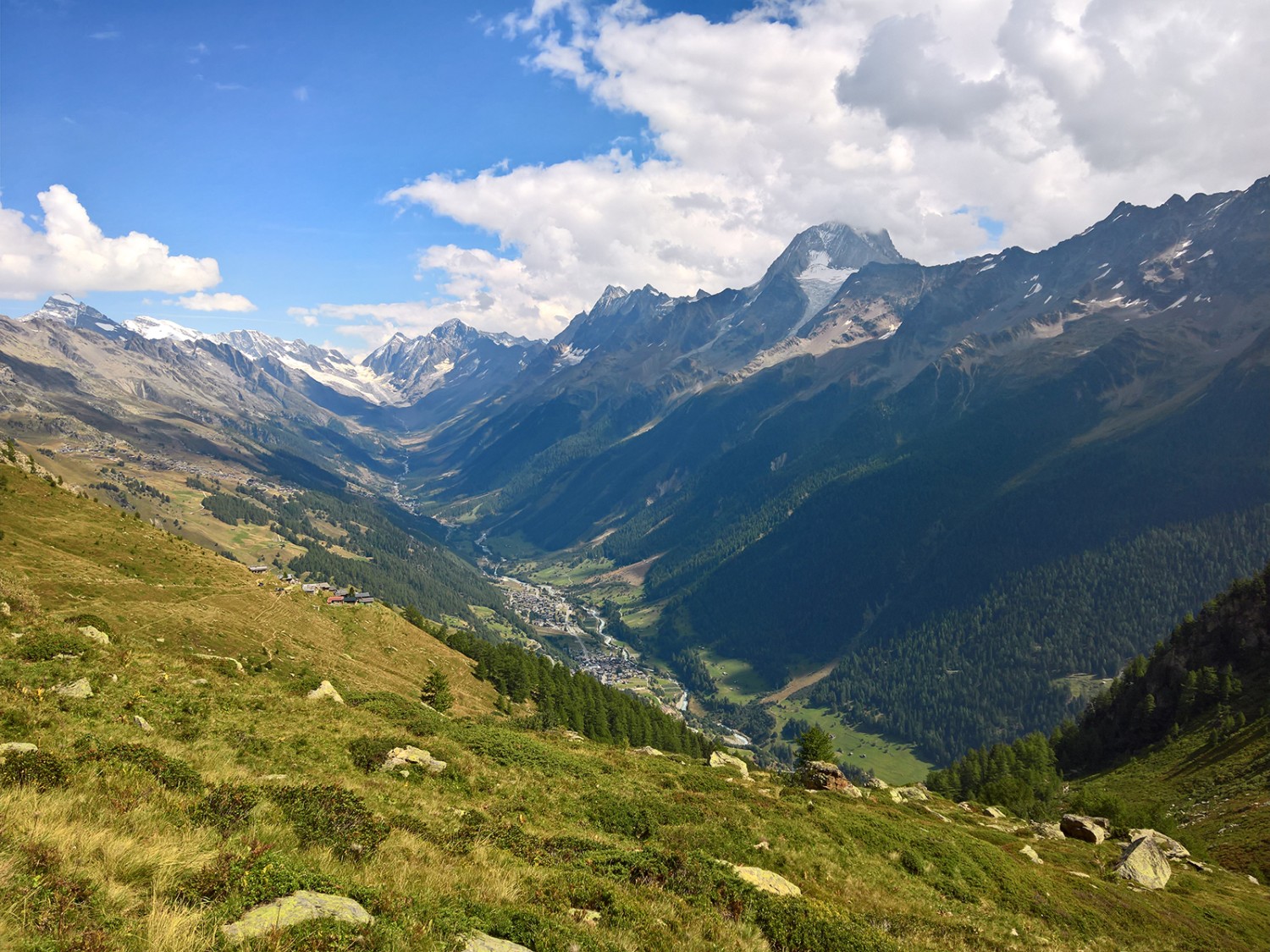 Durant la montée au Restipass, regard en arrière sur le Lötschental. Photo: A. Staeger
