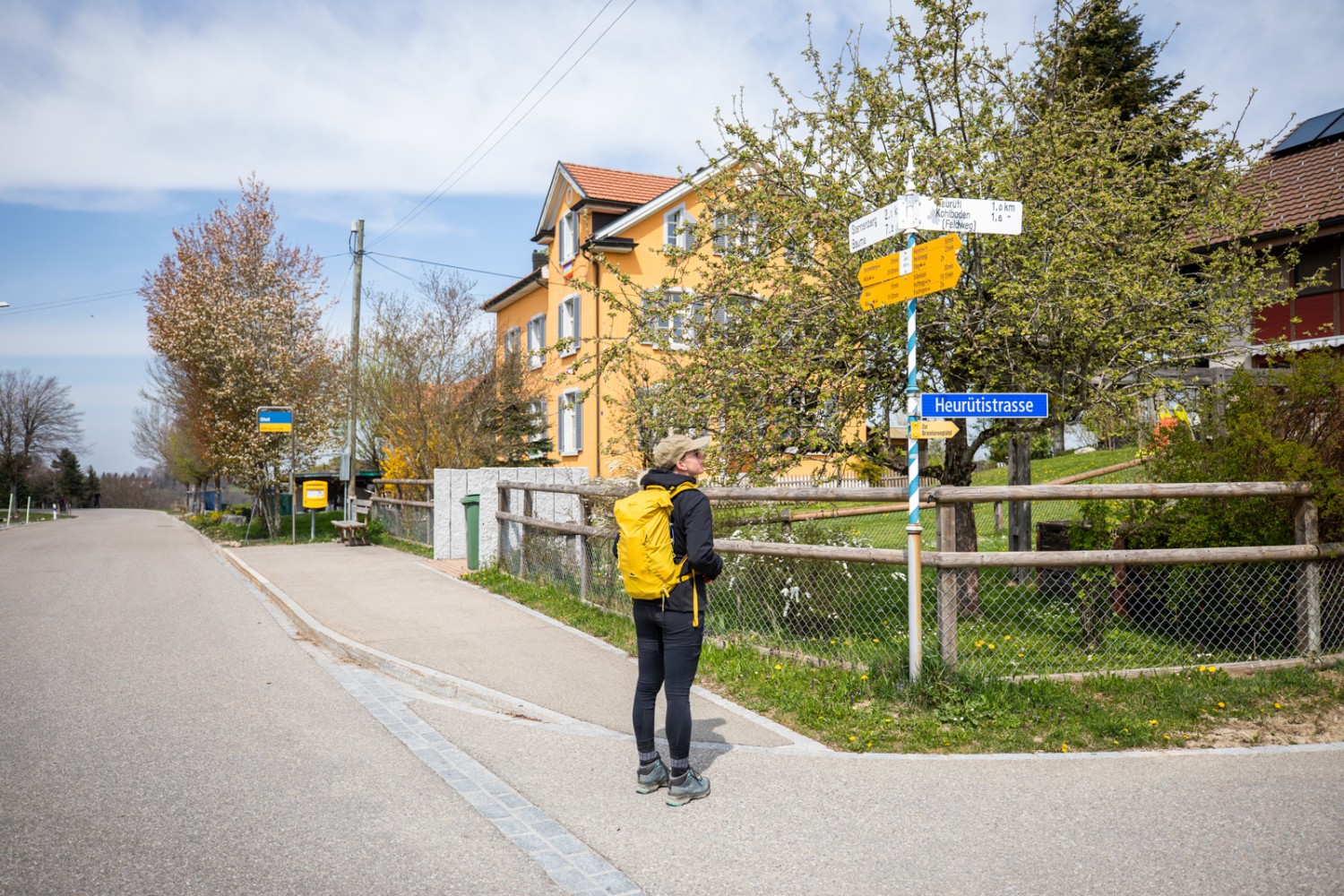 À partir de Gfell, l’itinéraire suit en partie la route. Photo: Wanderblondies