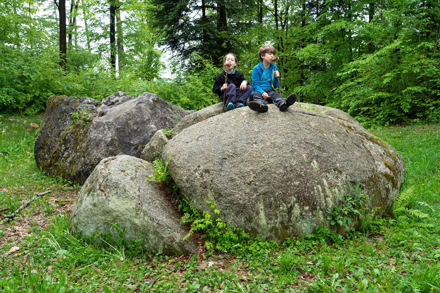 Deux blocs erratiques et deux pique-niqueurs.