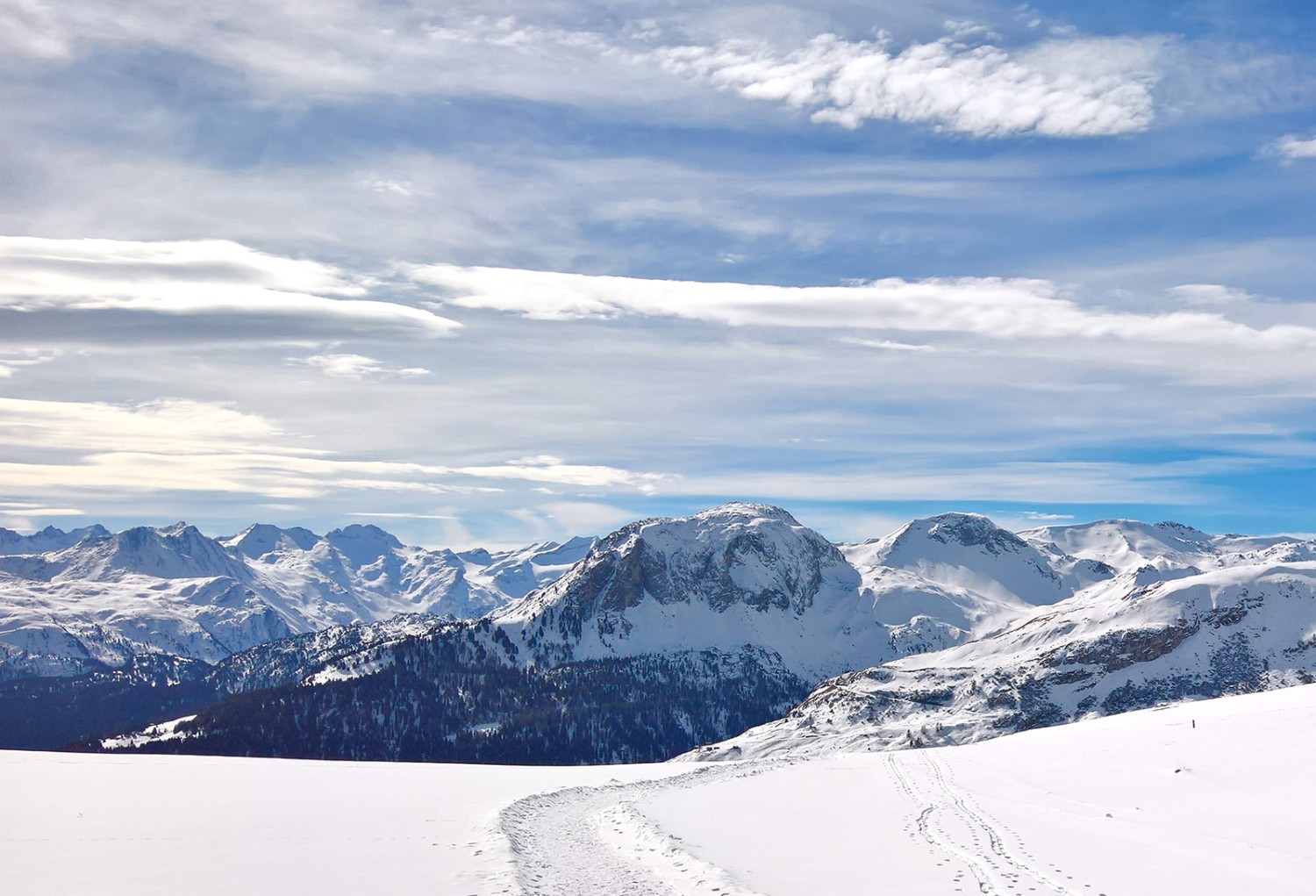 Le haut-plateau de Libi. Derrière le Piz Vizan, la chaîne de sommets du Rheinwald. Photos: Andreas Staeger