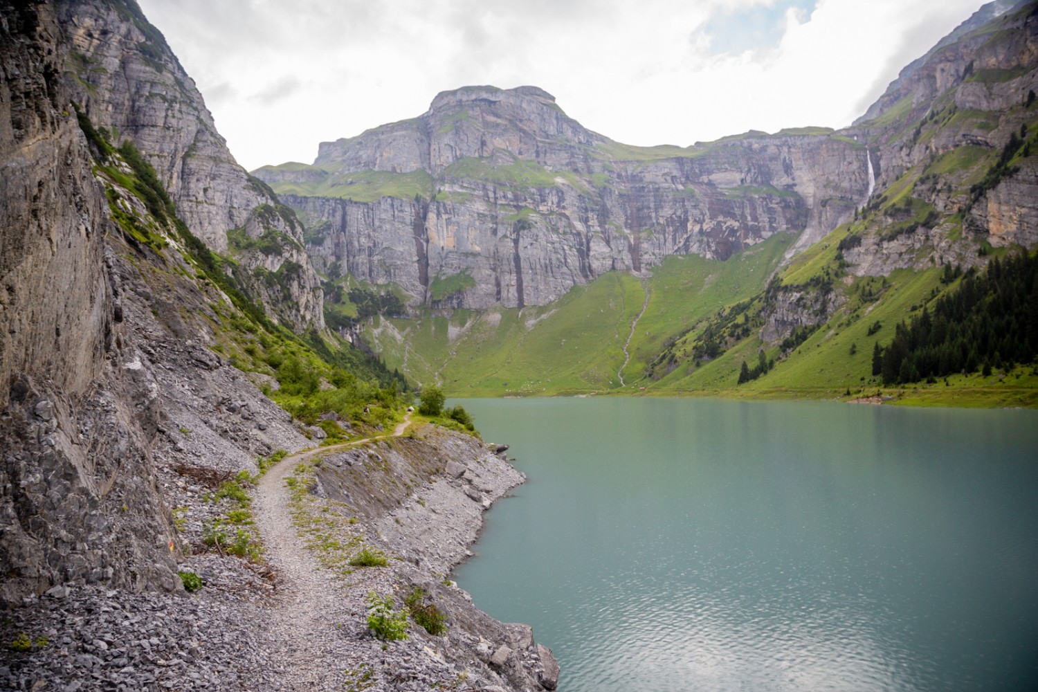 Le sentier qui longe le lac. Photo : Phil Suarez