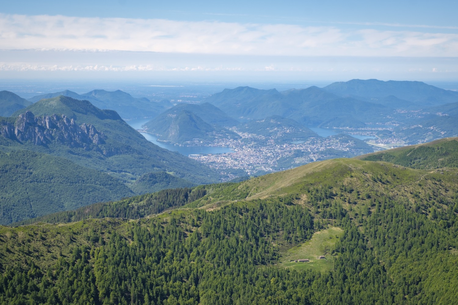 Più in basso, l’itinerario in cresta e Lugano. Foto: Iris Kürschner