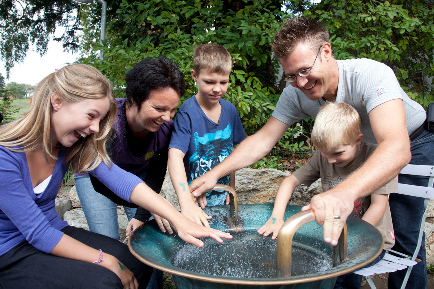 Die grosse Wasserklangschale macht Gross und Klein viel Spass. Bild: Sensorium Rüttihubelbad