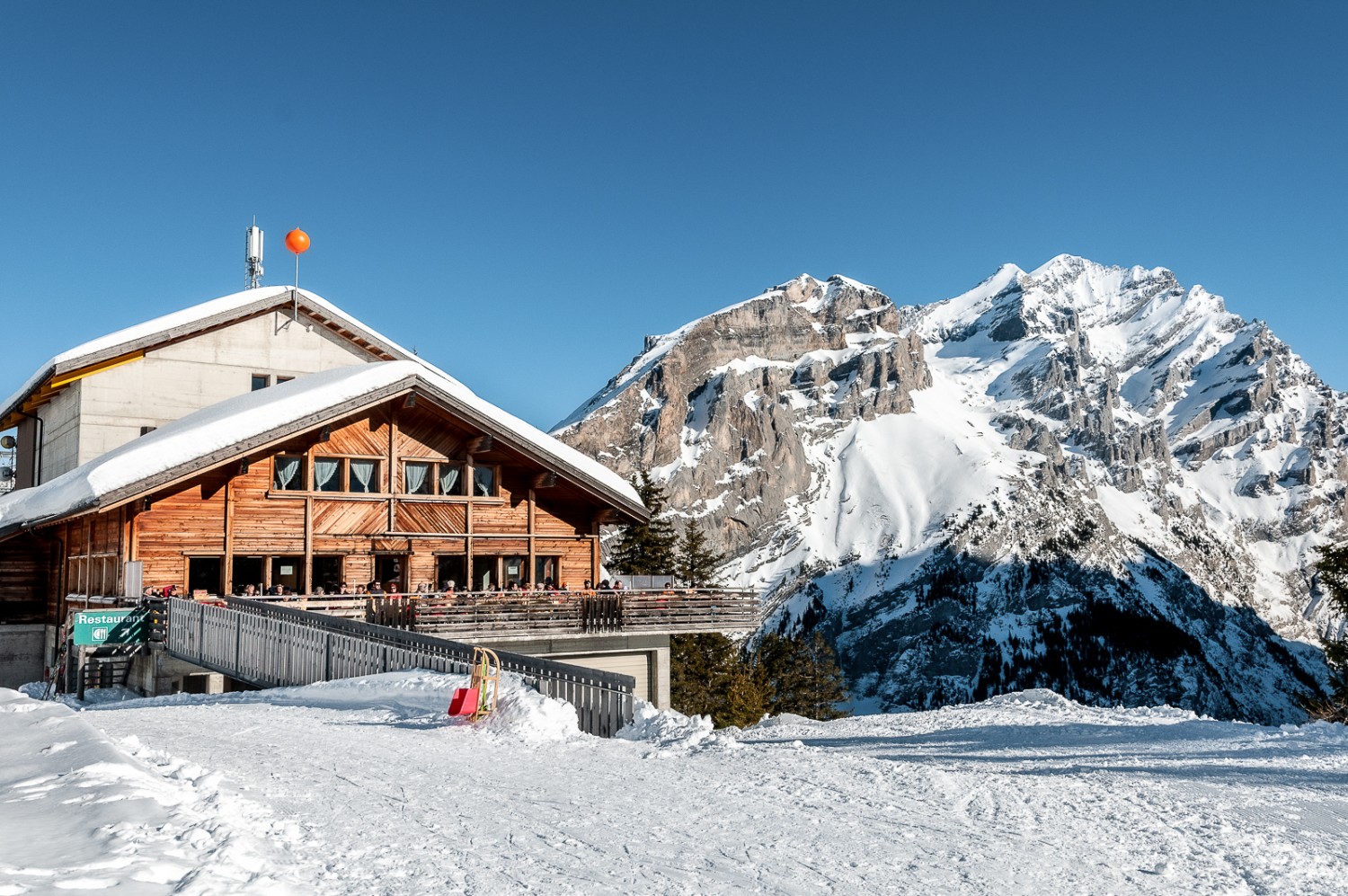 Le restaurant de montagne Sunnbüel avec le Doldenhorn en arrière-plan. Photo: Fredy Joss