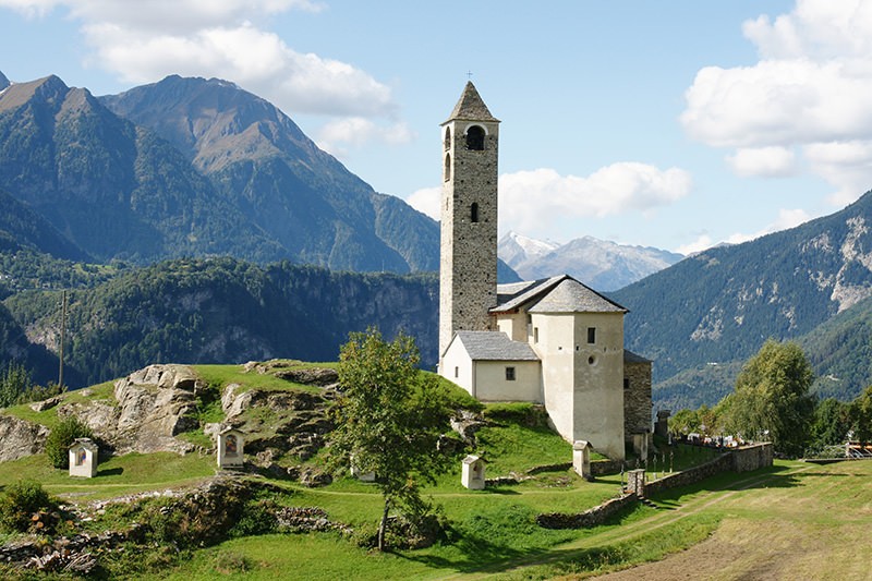 A mi-chemin: Rossura et l'église San Lorenzo et Agata.  
Photo: Luc Hagmann