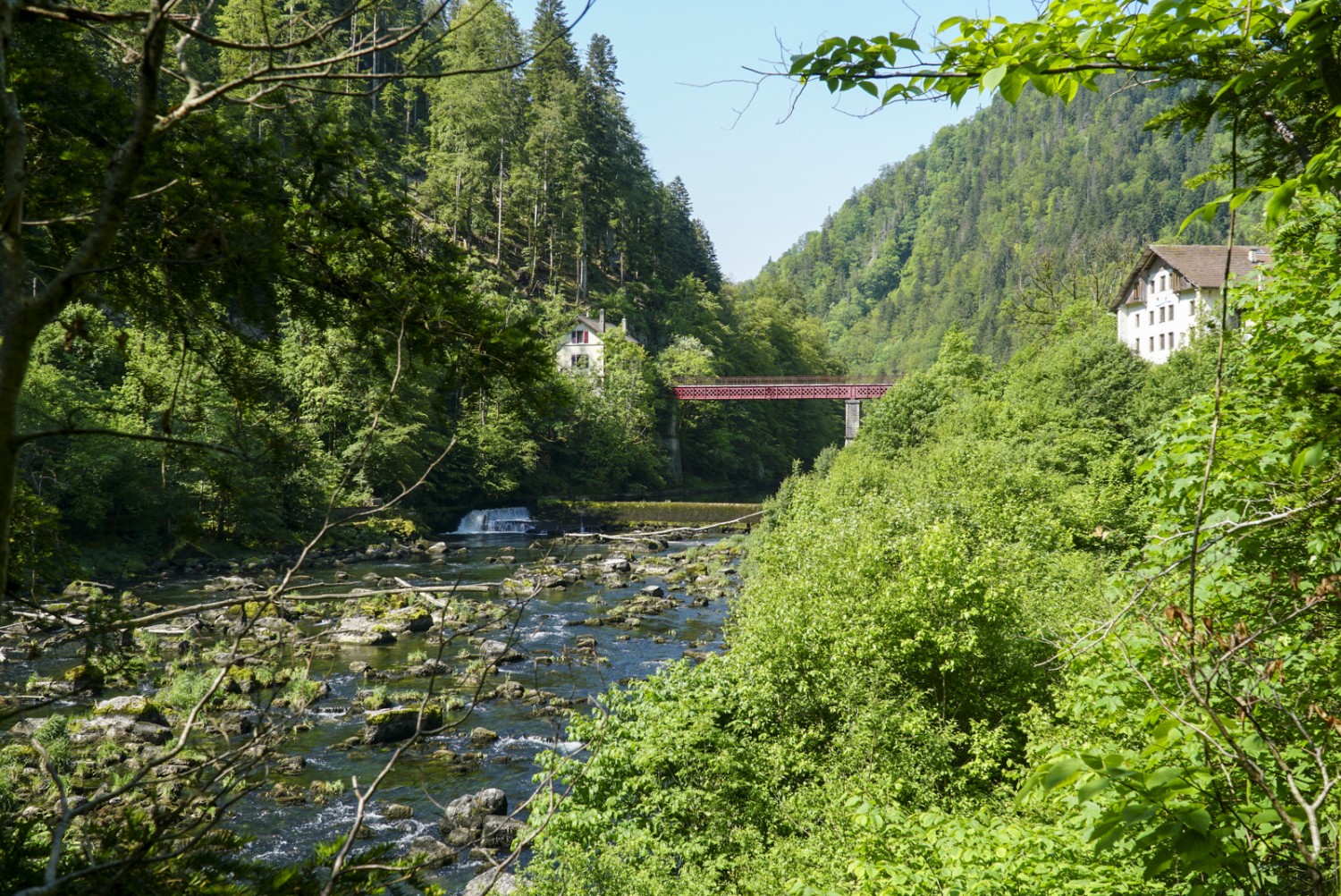 Ce pont sur le Doubs franchit la frontière entre la Suisse et la France. Photo: Mia Hofmann