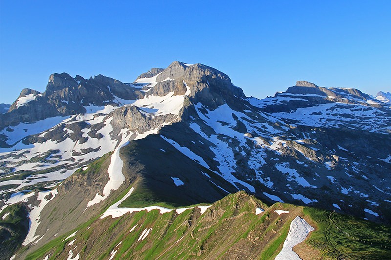 Vom Chaiserstuel führt ein Grat hinunter zur Bannalper Schonegg: Auf dem Pass entdeckte ein Forscher 1916 die Haarschnecke. Bilder: Elsbeth Flüeler