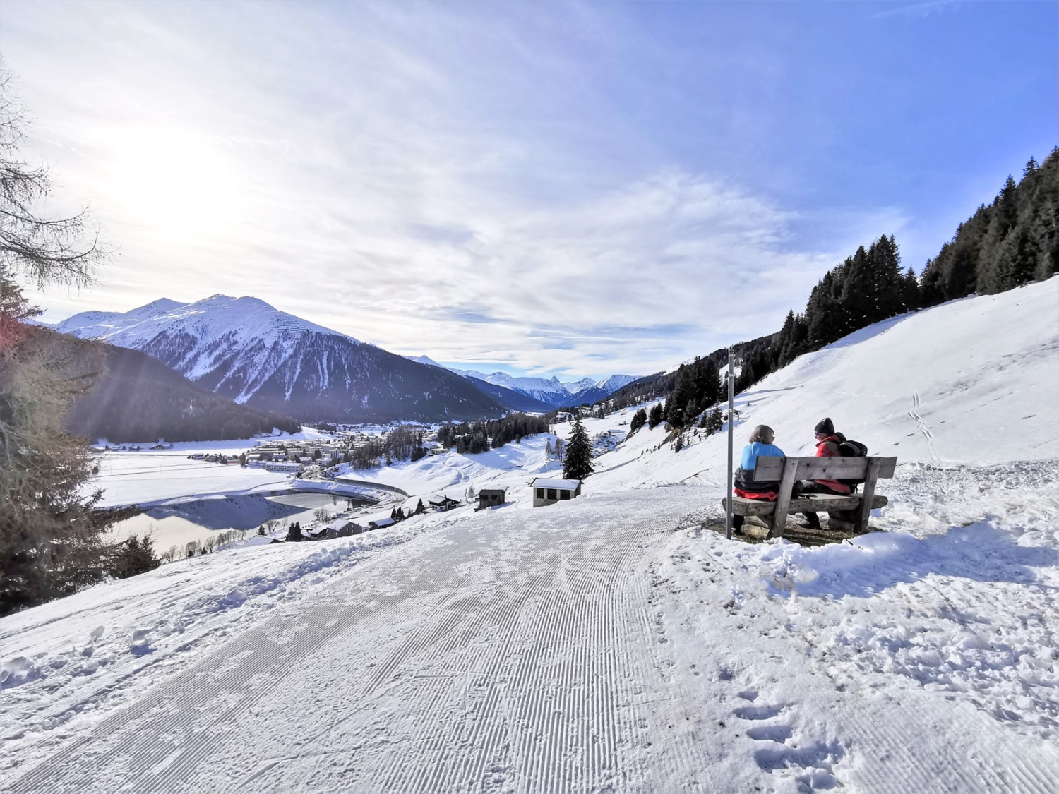 Petite pause au-dessus de Meierhof: vue sur le lac de Davos et le Jakobshorn. Photo: Andreas Staeger