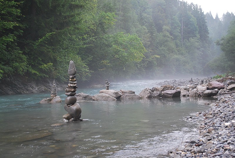 Les bonhommes de pierre dans la Sarine contribuent à l’atmosphère plaisante près de la cascade de Ramaclé. Photo: Marina Bolzli