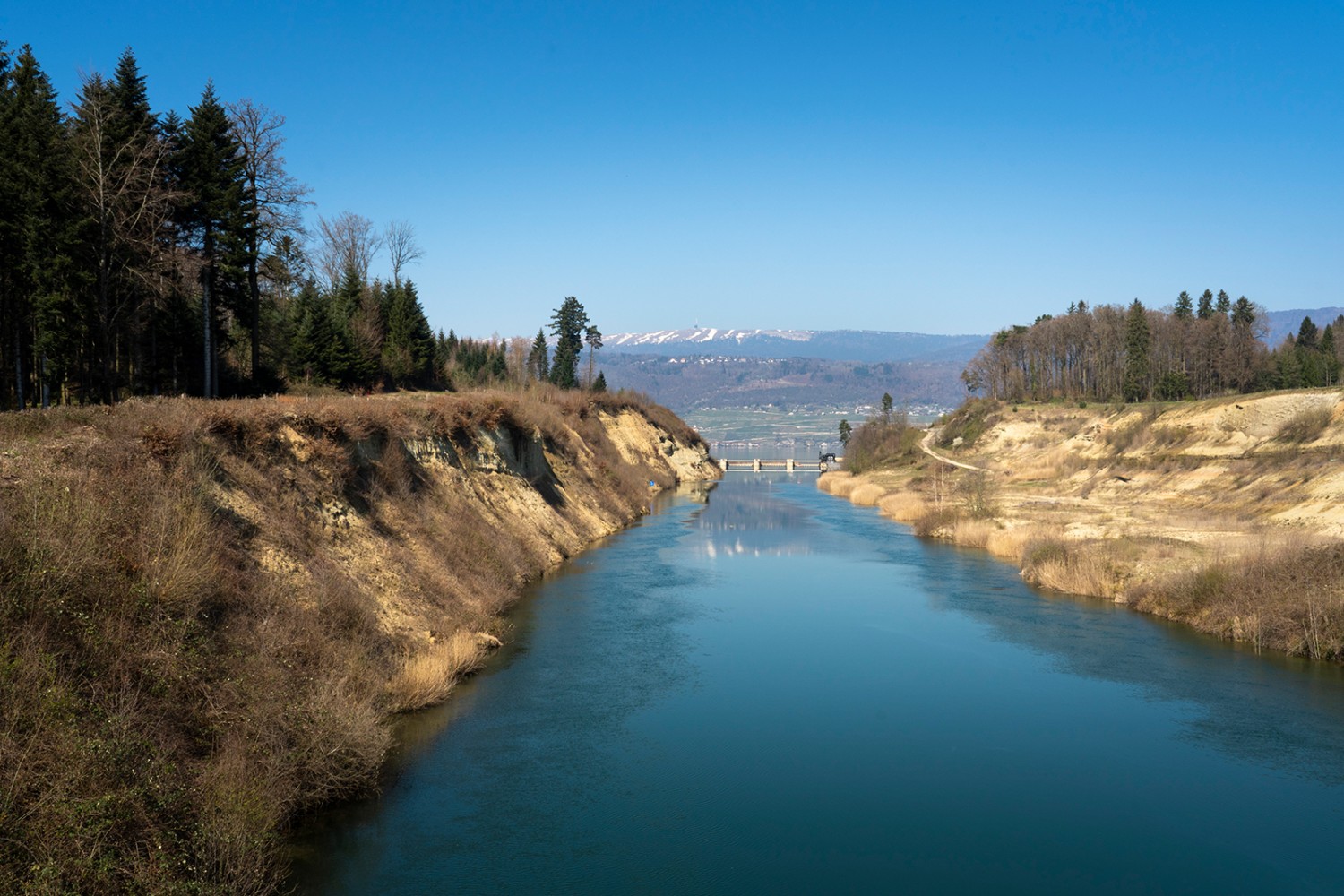 Le canal de Hagneck mène jusqu’à la centrale électrique du même nom. Au loin, le Chasseral.