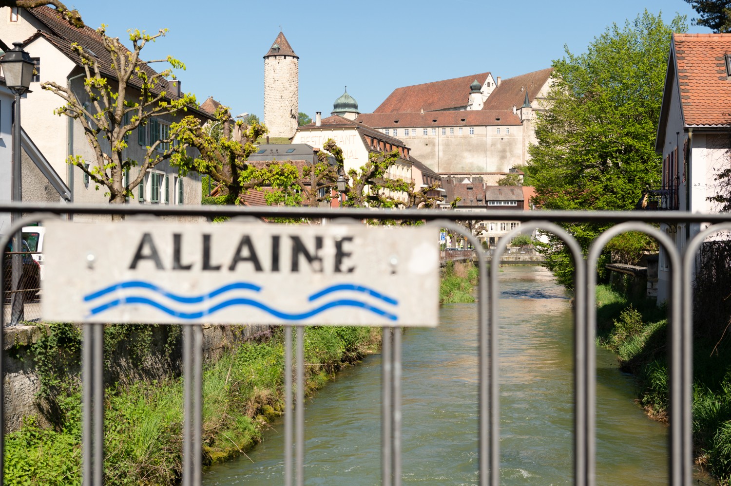 Vue sur le château. La rivière Allaine coule à Porrentruy. Photo: Raja Läubli