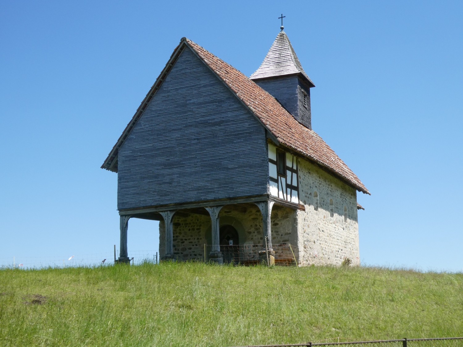 La chapelle de Degenau est l’une des plus anciennes de Suisse. Photo: Rémy Kappeler