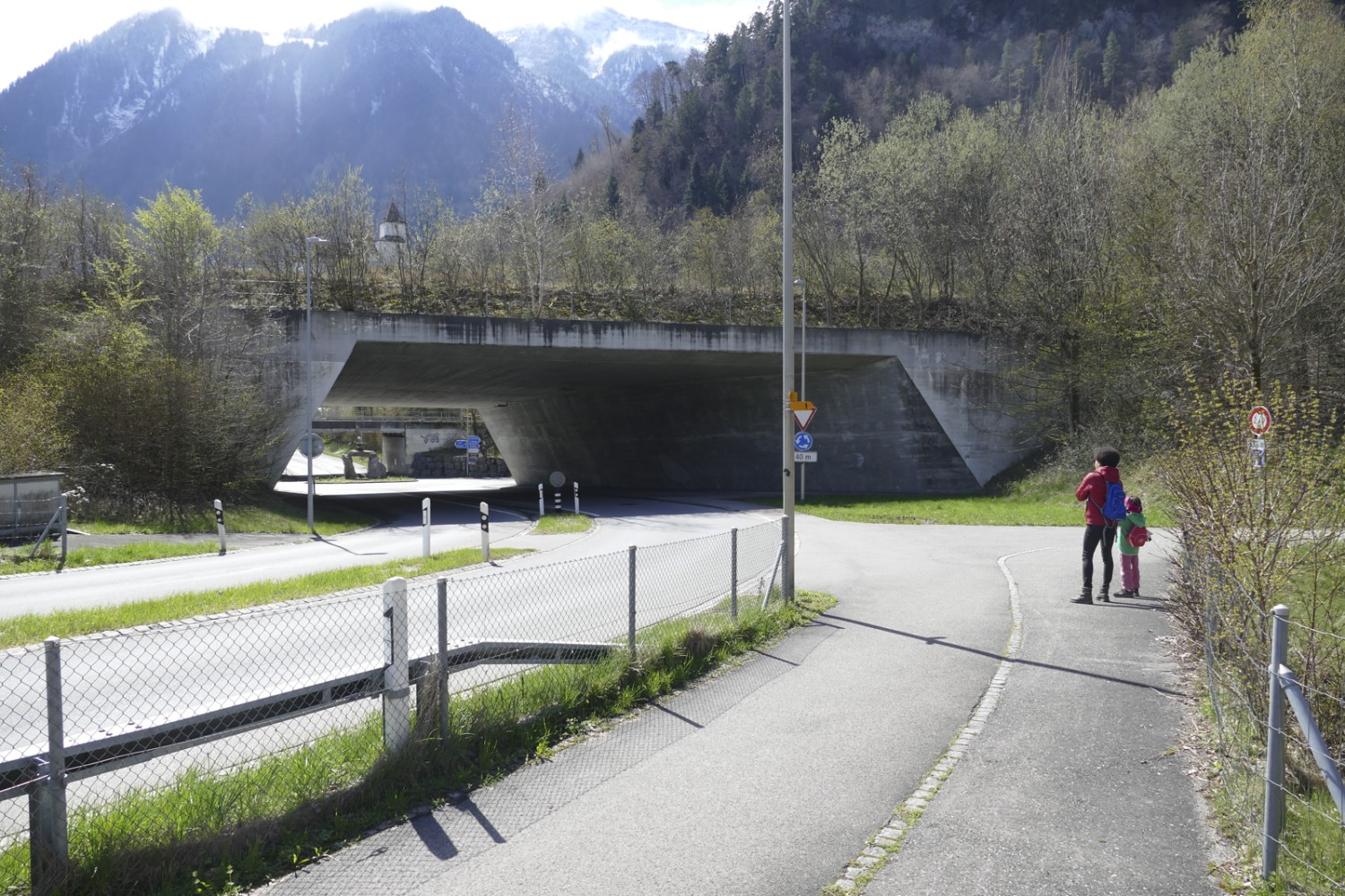 Fra lo sbarramento del fiume e l’area barbecue Herrenmätteli un breve tratto dell’itinerario si snoda lungo strade trafficate. Foto: Kim Bütikofer 