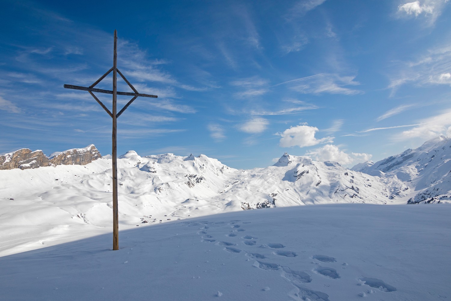 Au sommet du Gumm, la destination de cette randonnée en raquettes qui reste encore revêtue d’un manteau de neige au printemps.