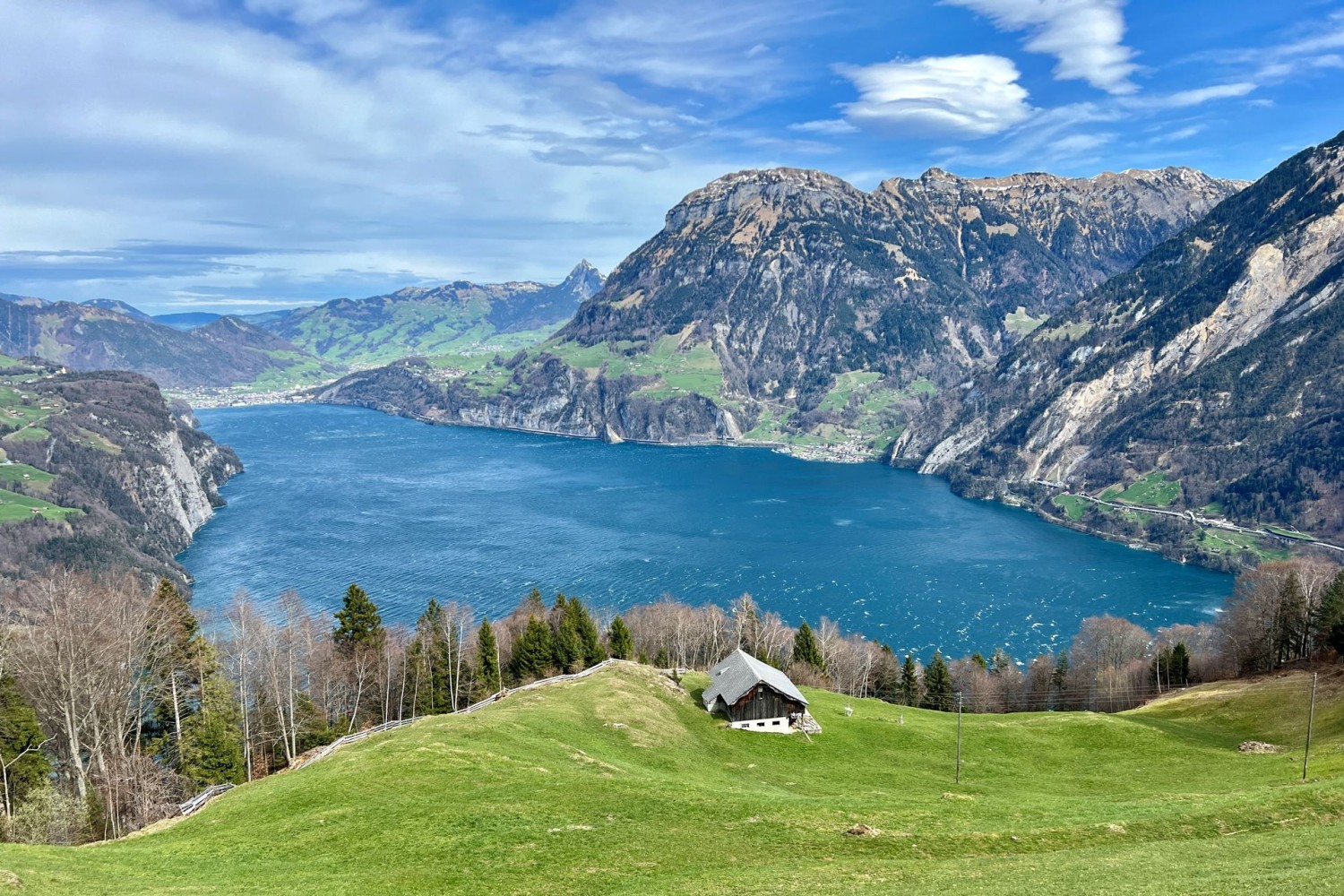 En redescendant, la vue sur le lac d’Uri est grandiose.