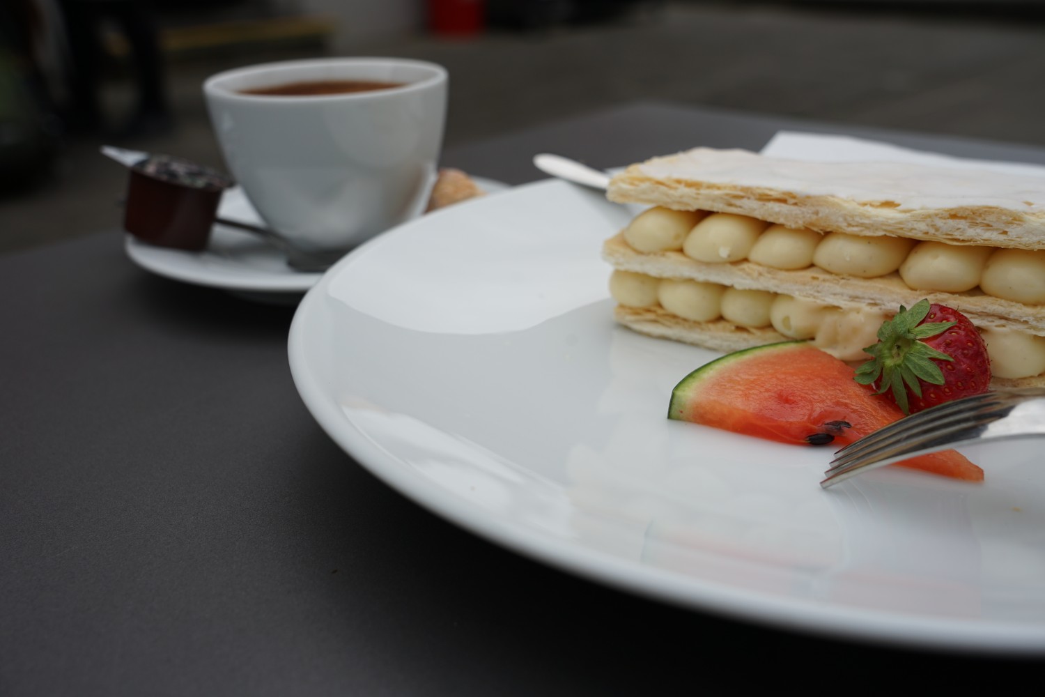 Prendre des forces avant de marcher: les millefeuilles du Chalet-Hotel Schwarzwaldalp sont connus loin à la ronde. Photo: Reto Wissmann