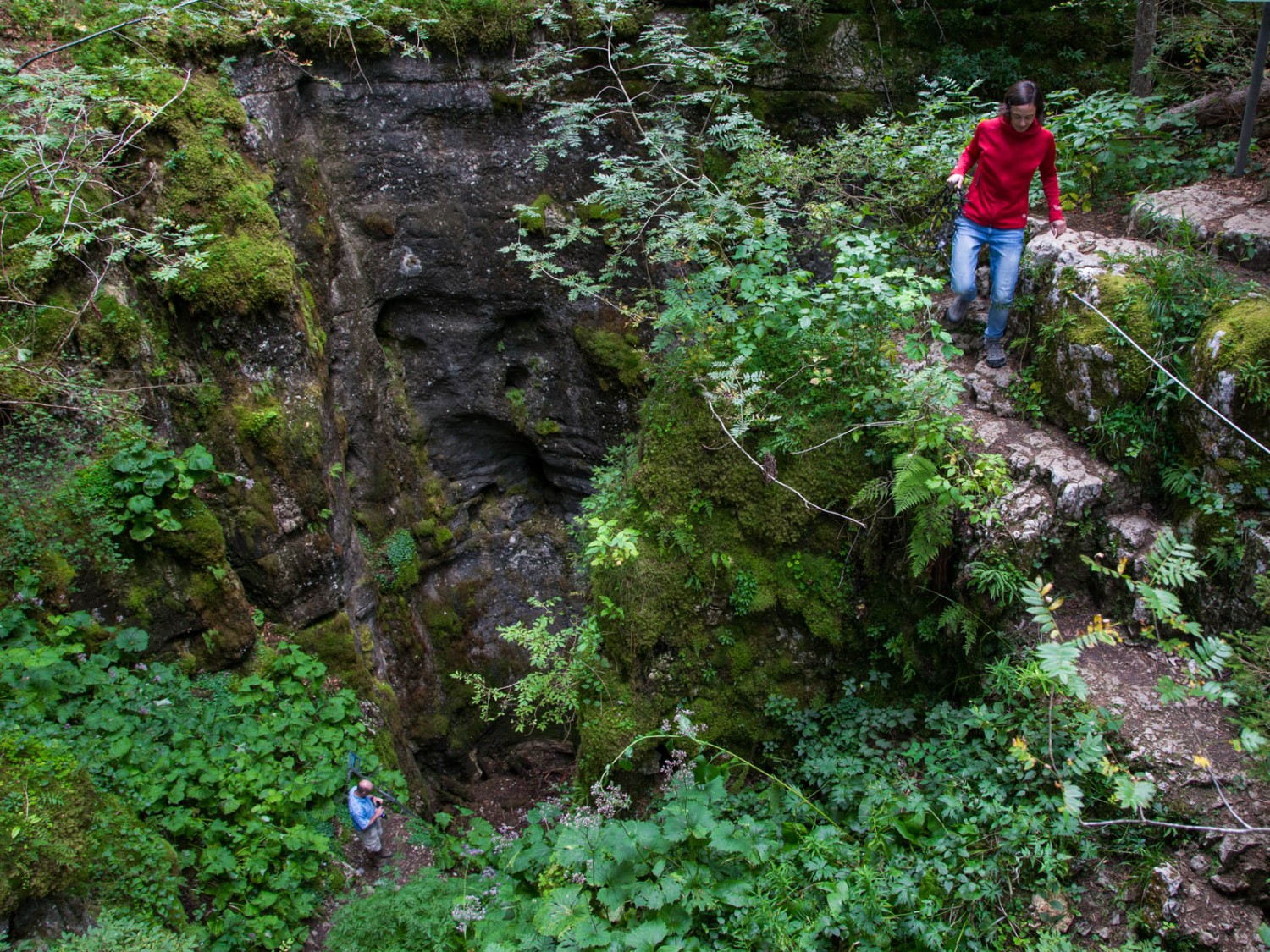 A chaque pas franchi en direction de la grotte, la température baisse d’un cran. Photos: Markus Ruff