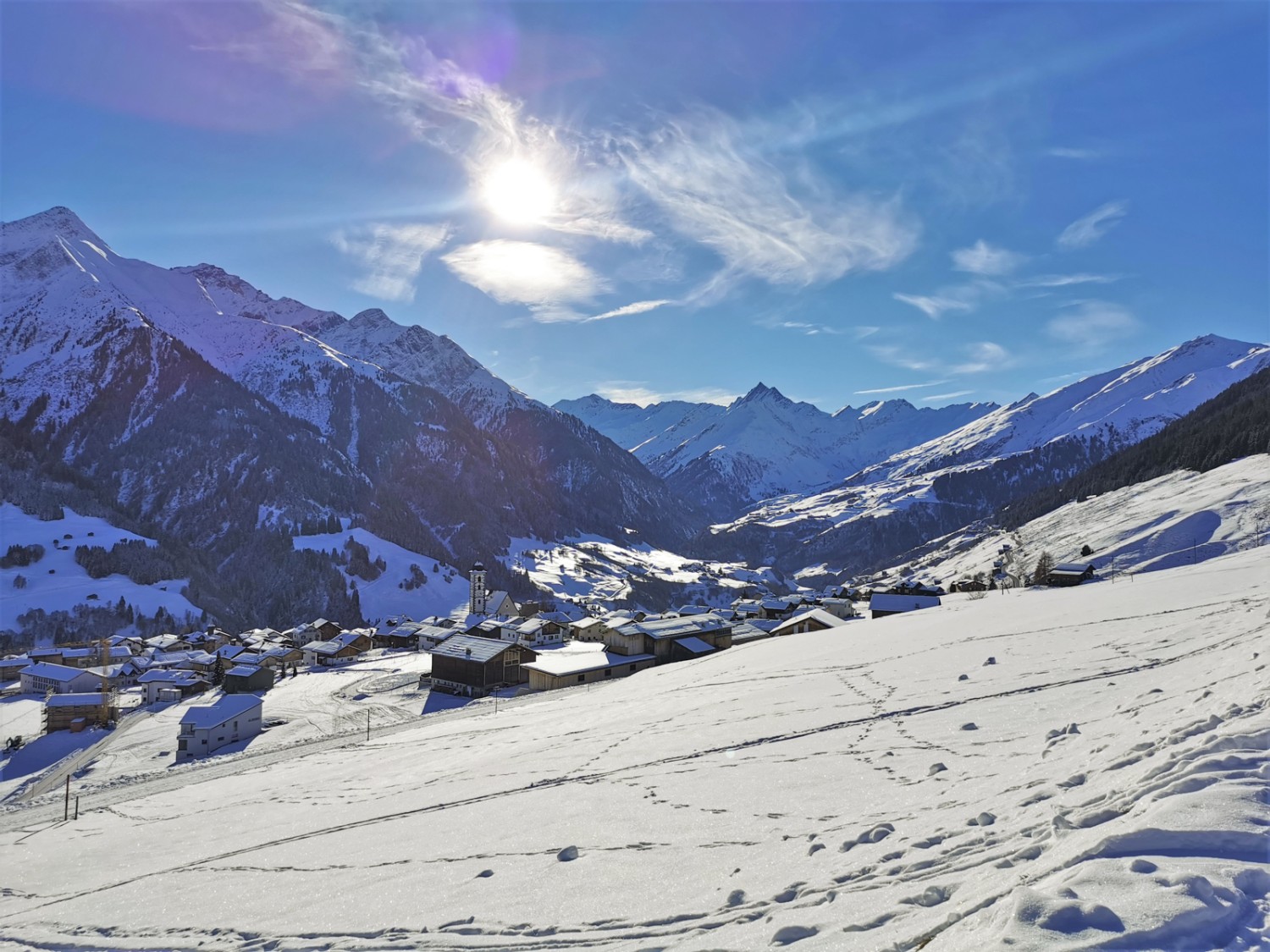 La descente vers Lumbrein offre un joli coup d’œil sur la partie postérieure du Val Lumnezia avec le Piz Terri au centre. Photo: Andreas Staeger
