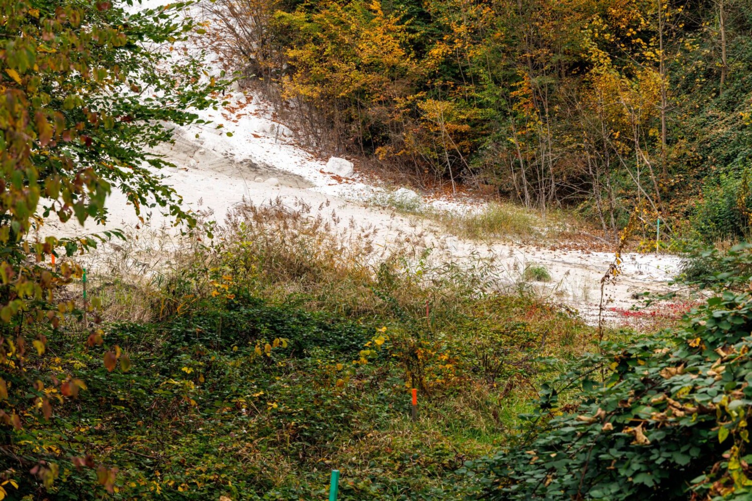 Un monticule blanc juste avant la mine. Il s’agit des déchets générés par l’extraction du sel: des boues de gypse, de calcite et de dolomite.