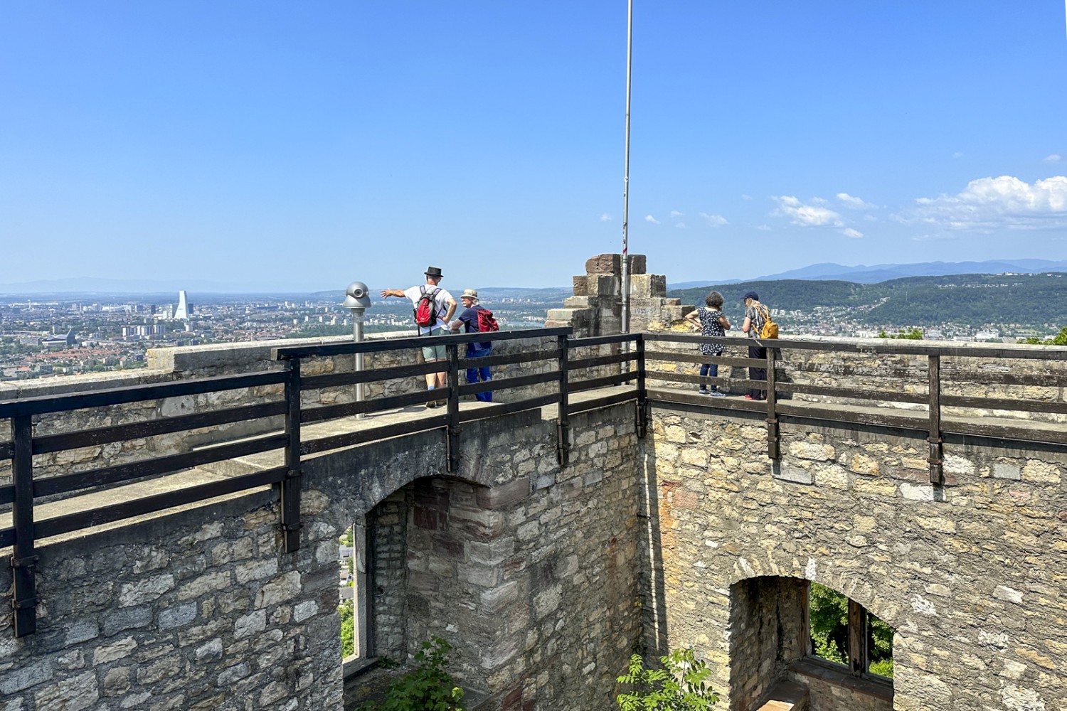 Die Aussicht vom Turm der Mittleren Burg Wartenberg ist grossartig. Bild: Thomas Gloor