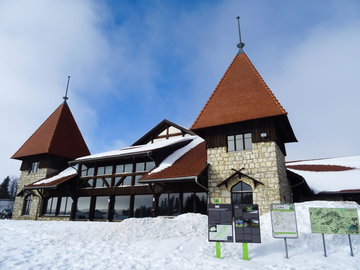 À la fin de la randonnée hivernale à Saignelégier. La halle du Marché-Concours national de chevaux est le bâtiment le plus connu des Franches-Montagnes. Photo: Sabine Joss