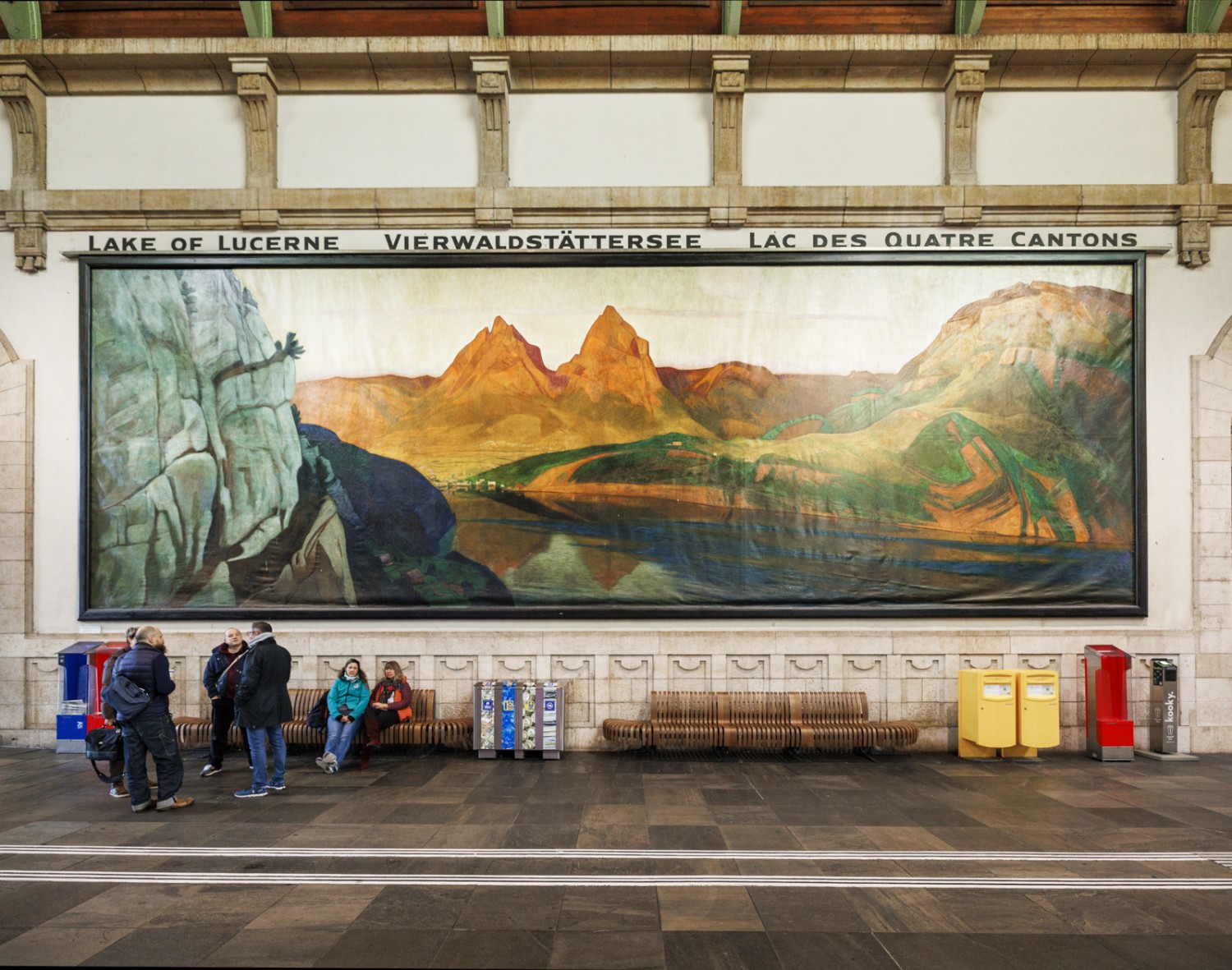 La peinture du paysage des Mythen à la gare de Bâle donne envie de partir randonner. Photo: Severin Nowacki