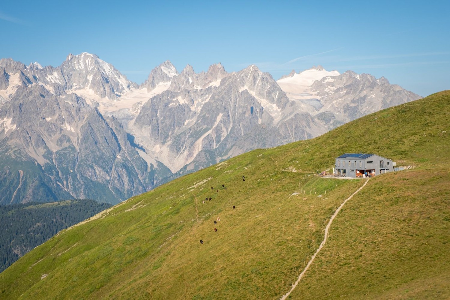 On peut aussi dormir à la cabane de Mille, sur le col du même nom.