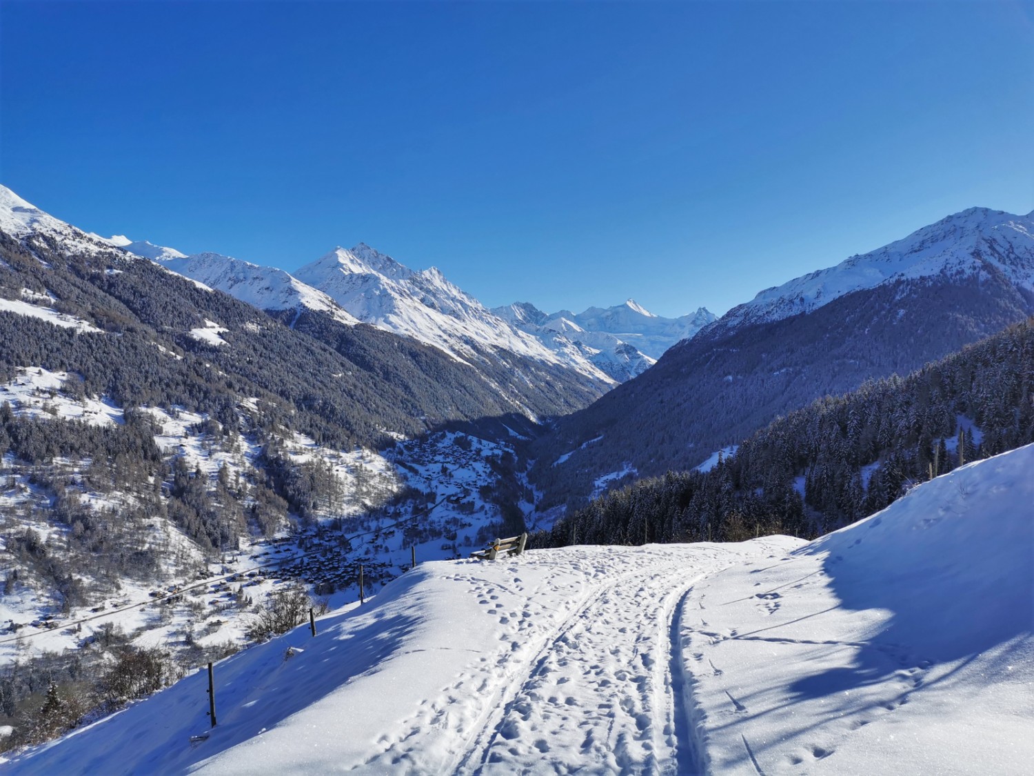 Comme sur un balcon ensoleillé, l’Irette surplombe le Val d’Anniviers. Photo: Andreas Staeger.