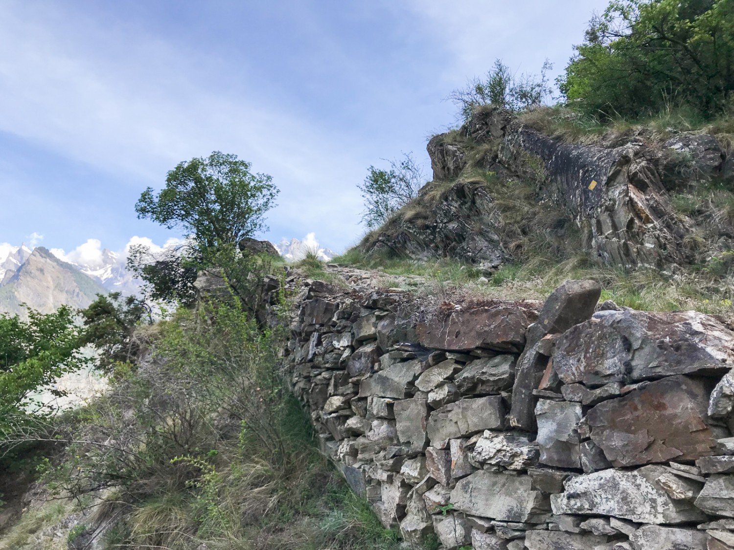 Le sentier, qui serpente jusqu’en haut, est soutenu par des murs en pierres sèches massifs. Photo: Ulrike Marx